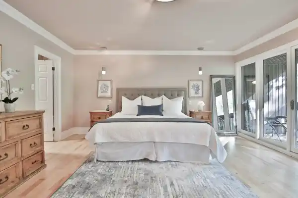 Jasna posprzątana sypialnia